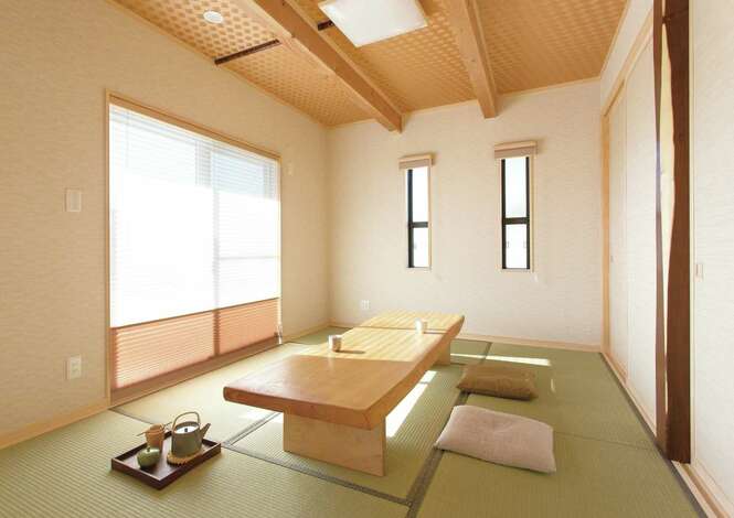 ６畳の和室 床柱は縁起が良いとされる エンジュ を使用 押入れも２間分設けたので収納力が抜群 イエタテ
