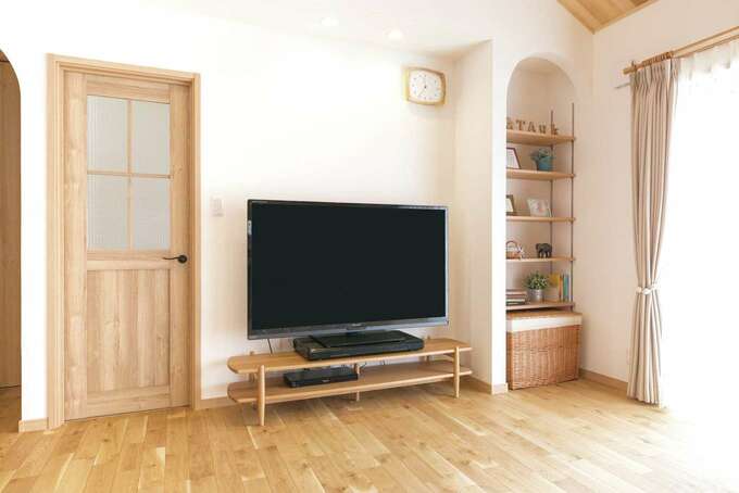 アーチ型のニッチはリビング収納 飾り棚 夜はテレビ上の照明だけつけるとリビングシアターに イエタテ