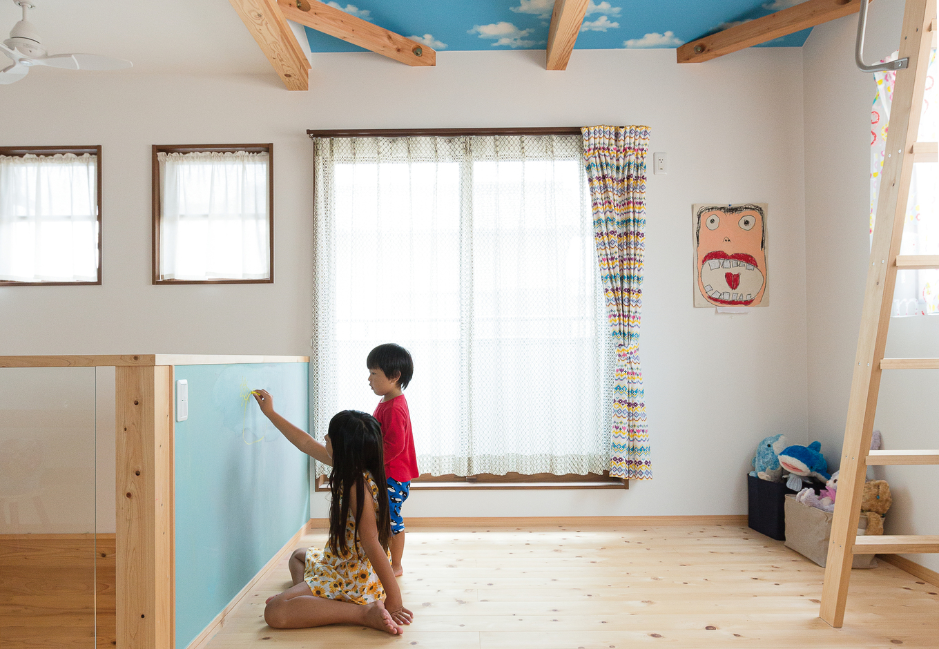 ロフト付きの2階ホールは将来の子ども部屋 青空の天井と黒板の壁によって ワクワク が溶け込む 左手には雨の日や花粉の季節に活躍する室内物干し