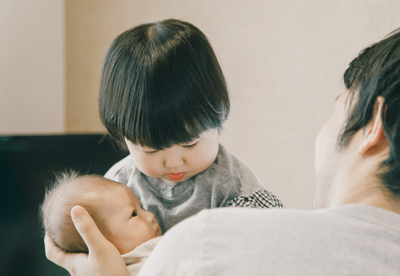 次女をあやす長女の顔は もうすっかりお姉ちゃんの表情に 建築システム 狭小住宅専門店 わたしの住まい みんなの暮らし