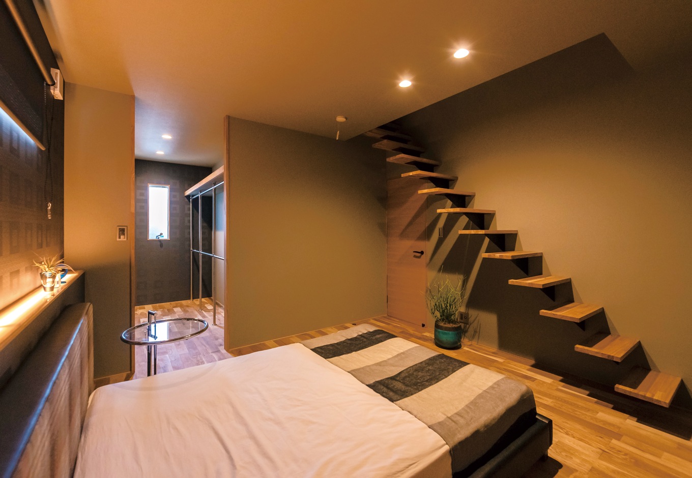 寝室には小屋裏に通じる持ち出しの階段が 下に行くほど踏み板の幅を狭くし 視覚的にも空間的にもすっきりとしている イエタテ