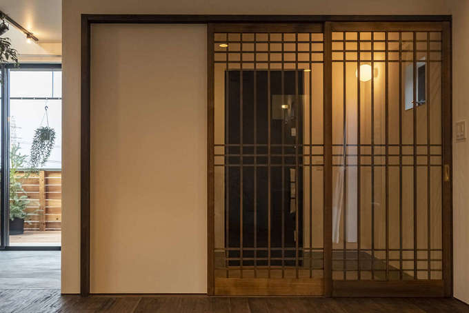 玄関ホールとリビングの間に設けた木の格子戸も造作 町家のような風情があり 帰って来るたびに気持ちが安らぐ イエタテ