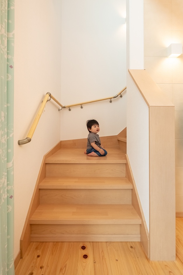 リビング階段は 普通より階段幅を広めにとりました 家事もしやすくなります イデキョウホーム わたしの住まい みんなの暮らし