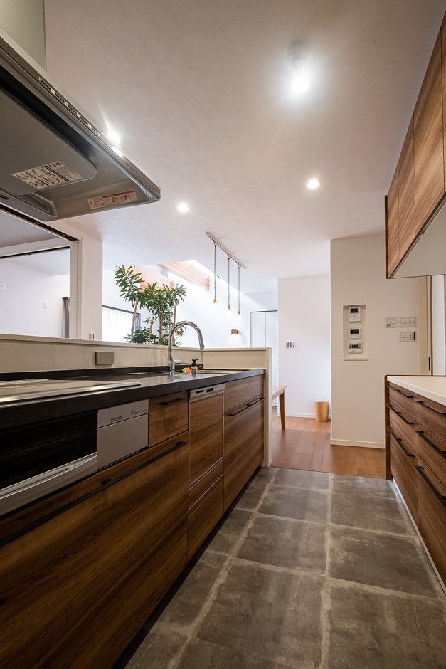 黒の天板と木目調でカッコいいキッチン イデキョウホーム わたしの住まい みんなの暮らし