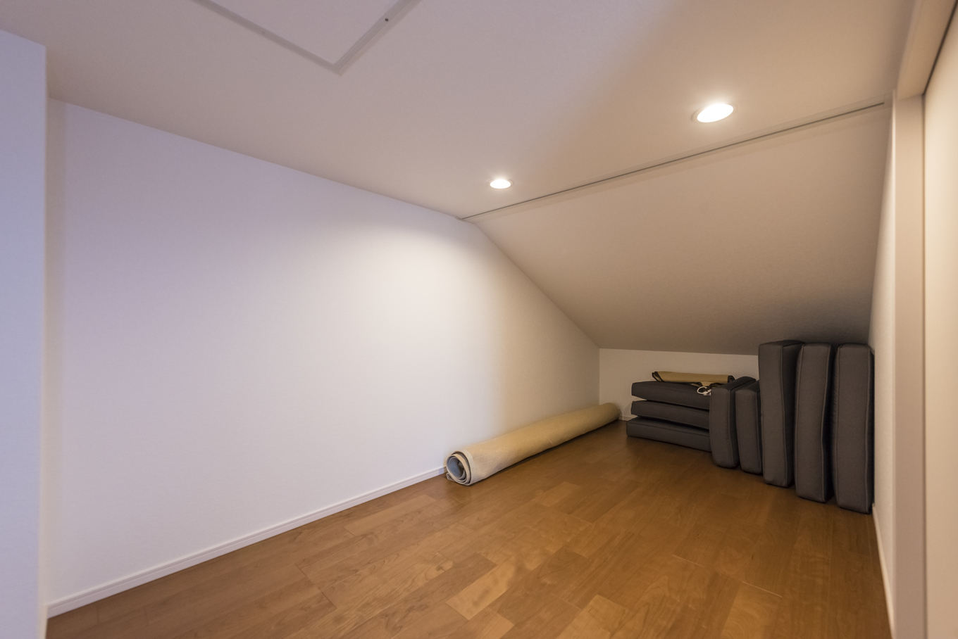 全館空調で快適な約4畳の小屋裏収納は 快適な温度に保たれているため 書斎にすることもできます イデキョウホーム わたしの住まい