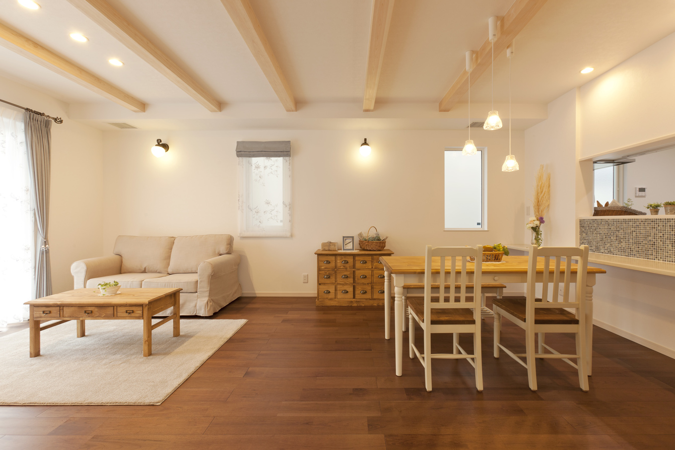 リビングの梁に使われているのは地元産の富士ひのき エアコンがない室内はインテリアの邪魔をしません イデキョウホーム わたしの住まい