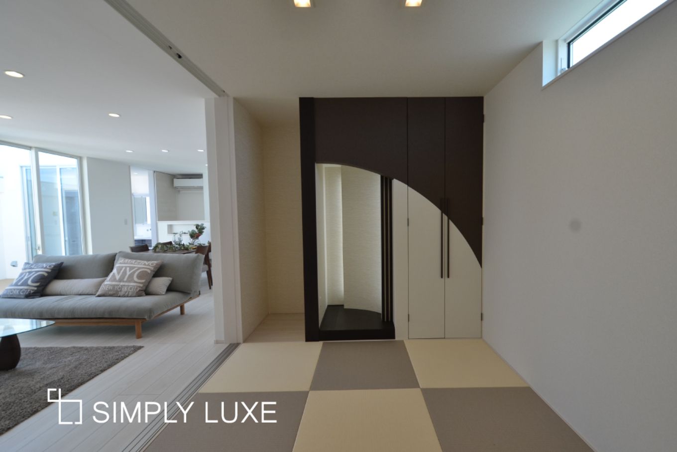 リビング隣の和室は床の間をモダンデザインにして 間仕切り戸を収納するとリビングと続きの広々空間に ティアラホームスタイル