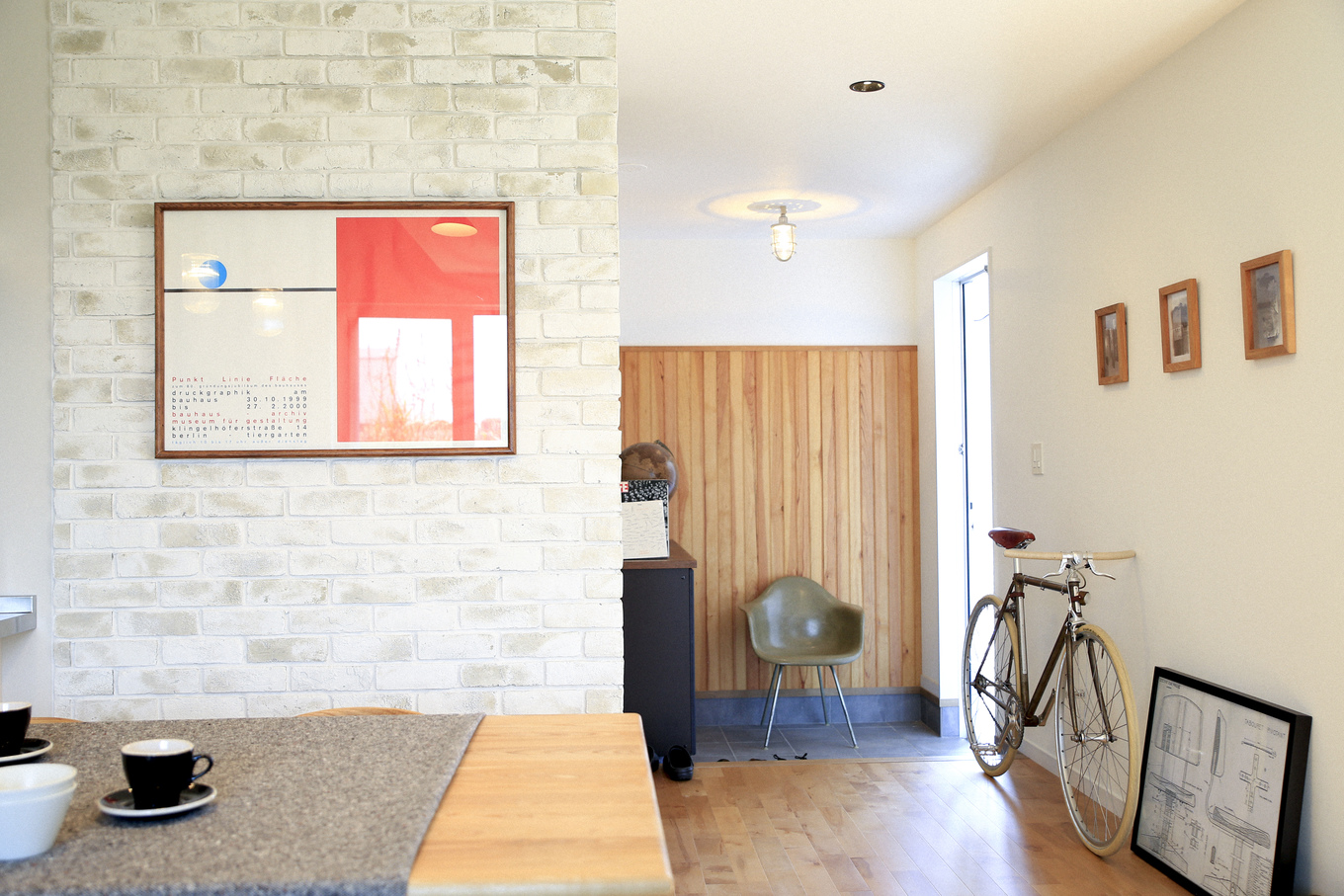 玄関からリビングまでの広いホールと扉がないのがwarehouse だから大切なバイクもインテリアの一部にしちゃおう