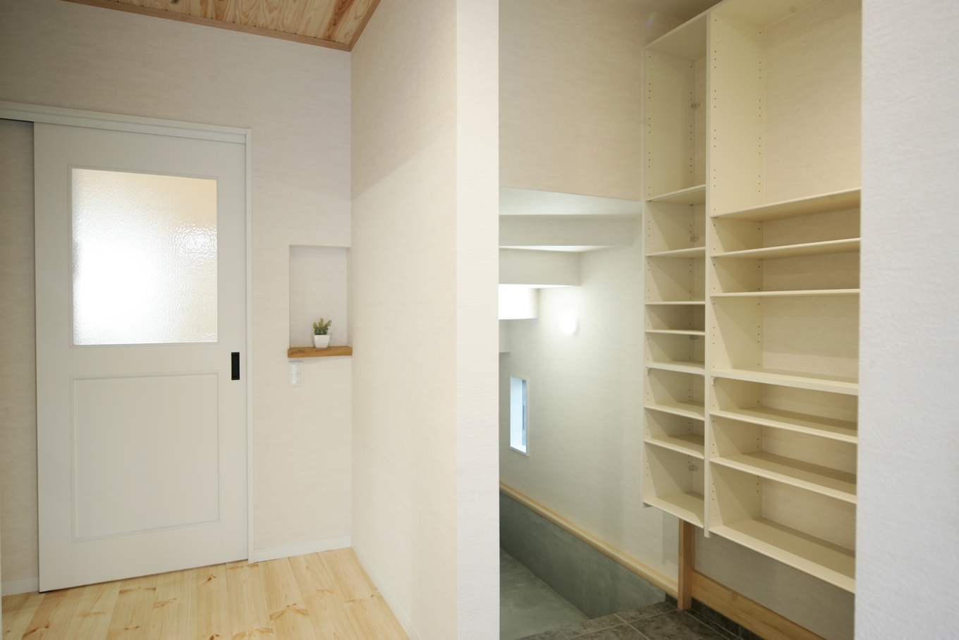 シューズクロークは土間続きで階段下の収納とつながっている 床下まで使えるようにしてあるので 梅干しや果実酒などをしまっておく冷暗所としても最