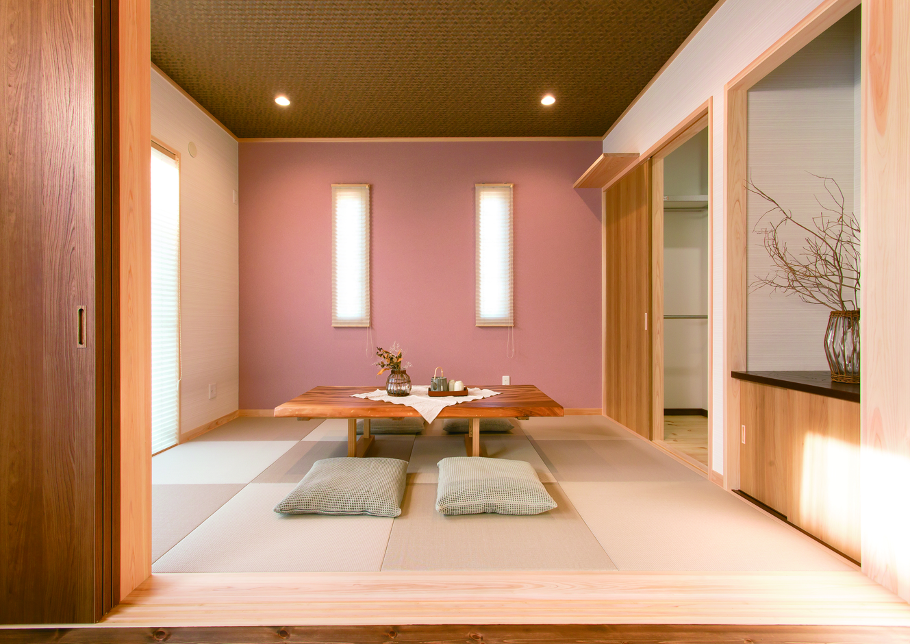 リビングの続き間の和室は 客間や家族団らんの場として活躍 ウォークインクローゼットを設けてあり 寝室として利用してワンフロアで生活することも リビングの続き間の和室は 客間や家族団らんの場として活躍 ウォークインクローゼットを設けてあり 寝室として利用してワンフロアで生活することも