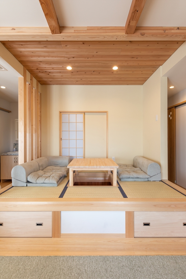 リビングに設けた堀座卓のある小上がり畳コーナー 障子の引き戸はお酒を入れられる収納になっています 福工房 わたしの住まい