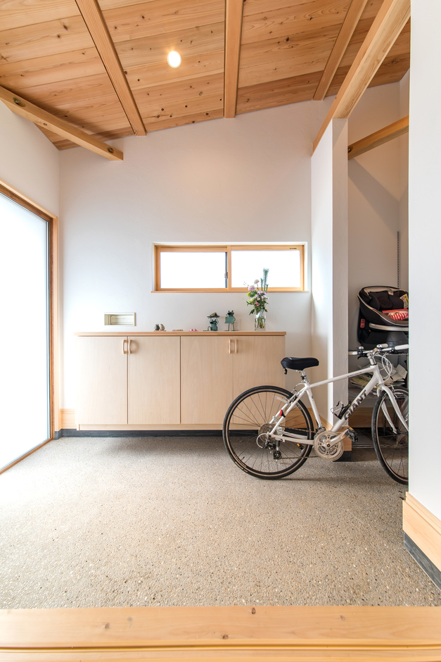 開放的な勾配天井の土間 土間収納にはベビーカーやアウトドアグッズを収納しています 福工房 わたしの住まい みんなの暮らし