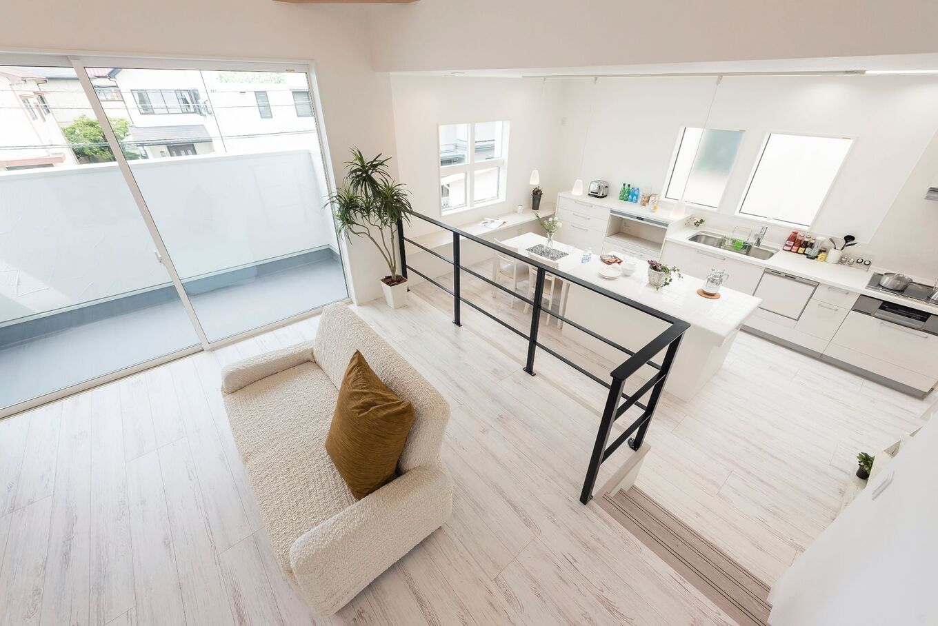 段差によって区切られたリビングとダイニングキッチン リビングの下部は収納としても使える仕様 三和建設 わたしの住まい