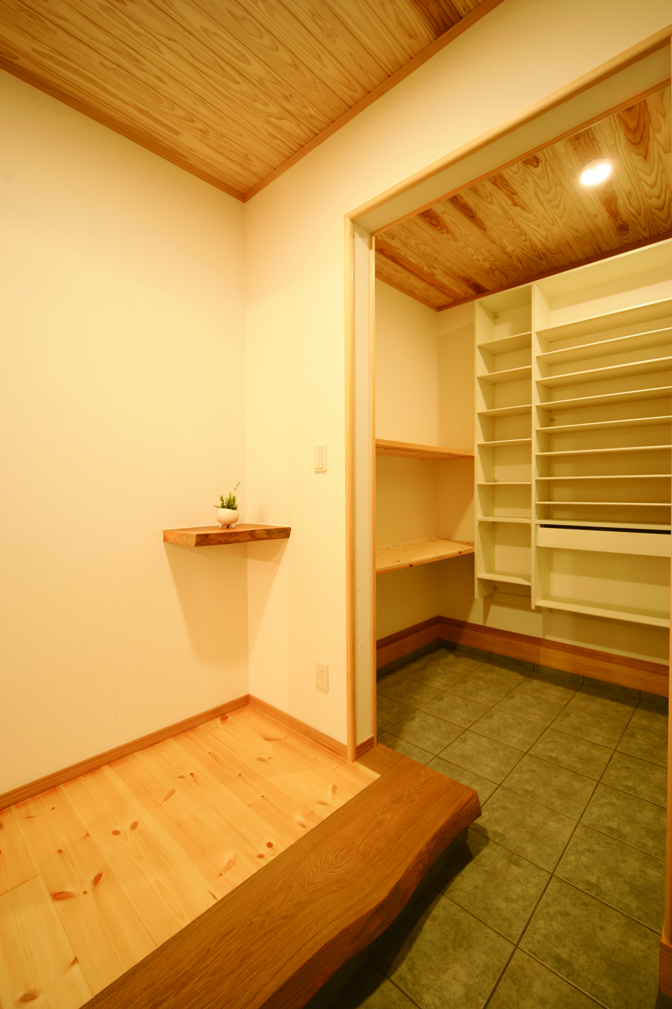 玄関の上り框にはタモ カウンターには高級材として知られるケヤキを使用 家の顔 といわれる玄関を上品に演出した また シューズクロークには充