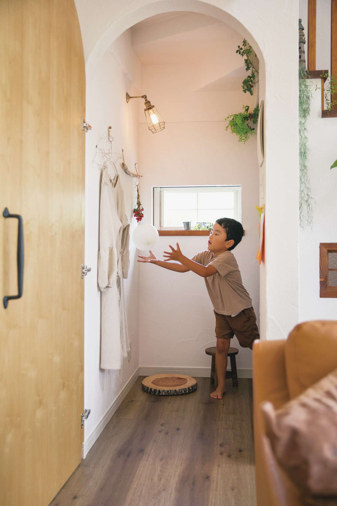 階段下のデッドスペースを活かした子どもたちの秘密基地 アーチの扉はオーダーメイド アイアンの取っ手は 施主の奥さまが見つけてきた掘り出し物