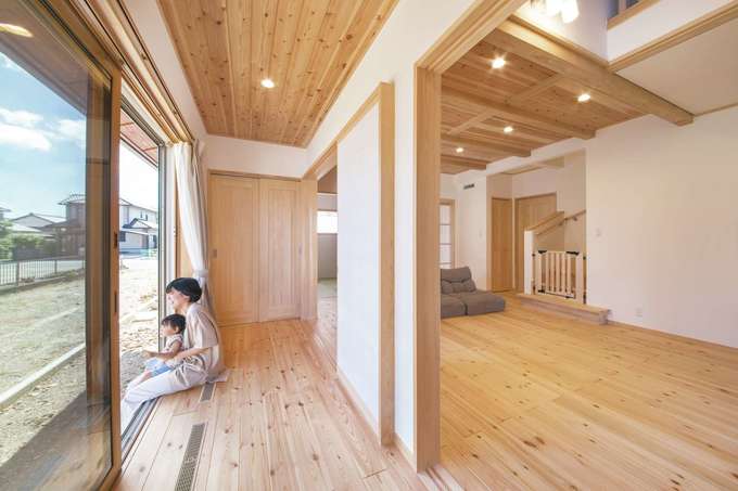 奥さまがどうしても欲しかった広縁 外と内を曖昧につなぐ中間領域として 日向ぼっこをしたり 庭の景色を楽しみながらお茶をしたり さまざまな用途