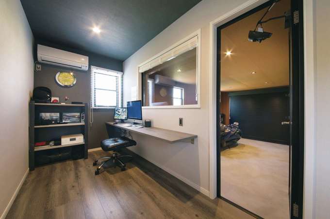 ご主人の書斎 Fix窓からガレージ内が見える イエタテ