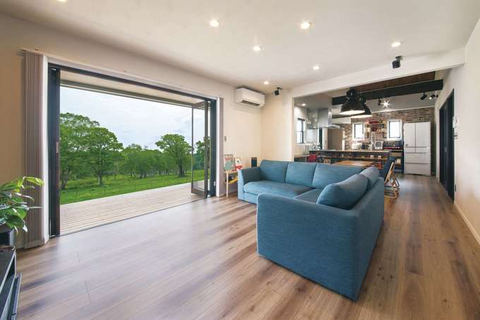 リビングの全開口サッシが外と中をつなぐ イエタテ