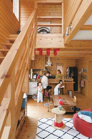 パイン材の内装は色合いも触り心地も優しい 壁中に自作の棚が取り付けられ 本 雑貨 帽子 小物類が鮮やかな色合いを加えている 窓を大きく取り