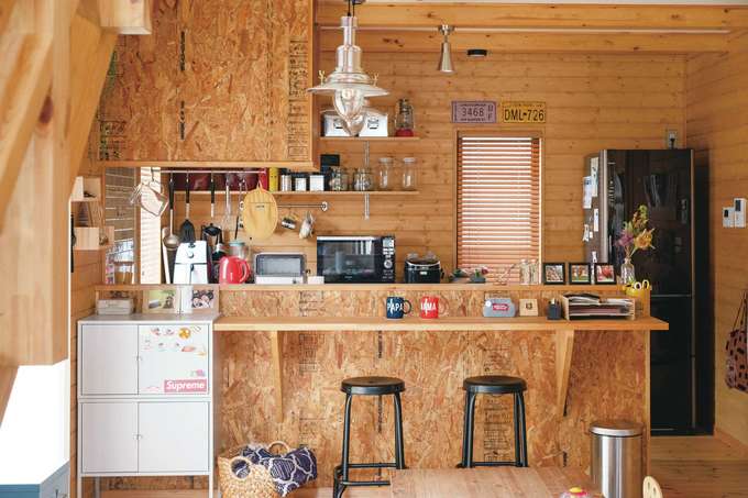 急遽取り付けたキッチンカウンターは 将来2人暮らしになったら食事用にしたくて と奥さま キッチンの背面収納はご主人が自分で取り付けたもの ブ