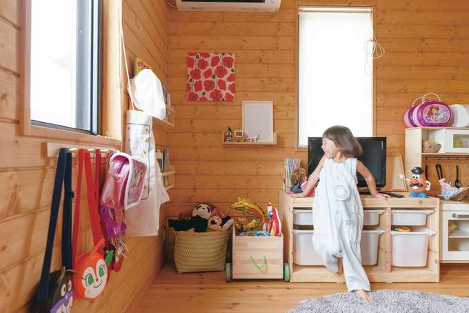 2階の子ども部屋は 一方を4歳になる双子の姉妹の遊び場として活用 Ikeaのおもちゃや収納家具に ご主人作の棚や木製フックが馴染む イエタテ