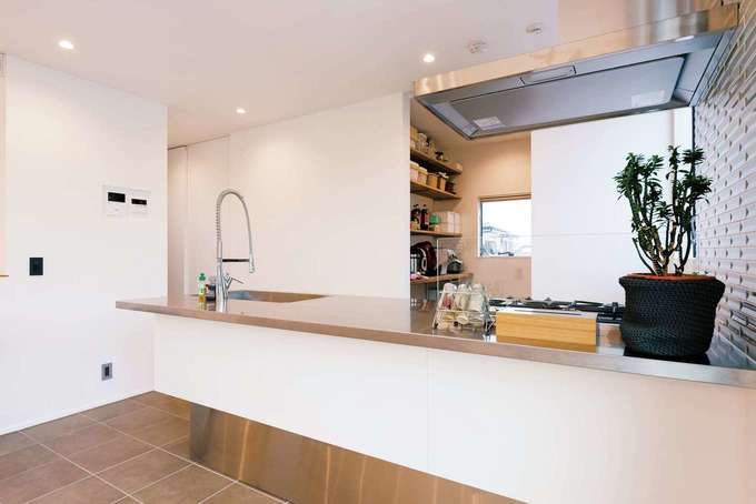 キッチンからはフロア全体が見渡せ 子どもの様子もわかる 冷蔵庫 食器棚などは奥のパントリーに イエタテ