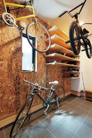土間仕上げの玄関ホール ご主人のbmxと奥さまの自転車を保管できる広さの収納を確保 Osb合板でワイルドにしつらえた イエタテ