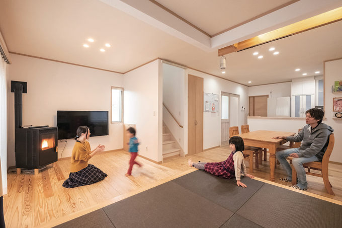 無垢の床と羊毛断熱材に包まれるldk Ldkと洗面室 トイレ ２階の主寝室の壁はサンゴの塗り壁 調湿作用があり 空間を爽やかに保ってくれるた