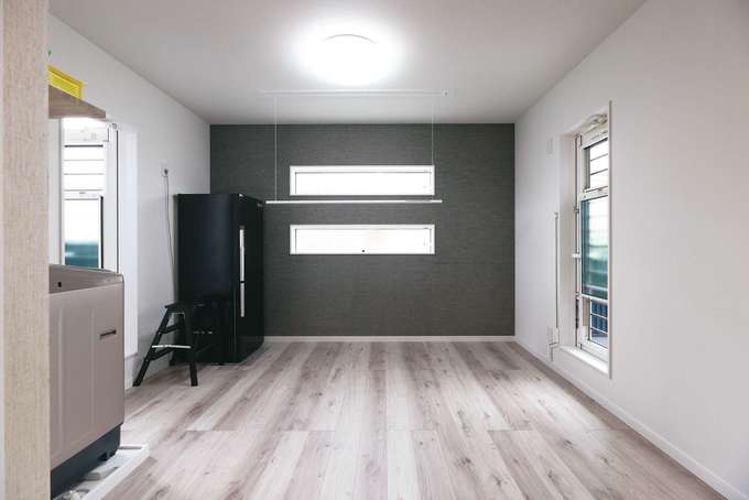 洗濯機を設置した2階ホール 天気次第で左側のドアから続くインナーバルコニーや 右側のドアから出られるオープンバルコニーでの屋外干しも選択でき