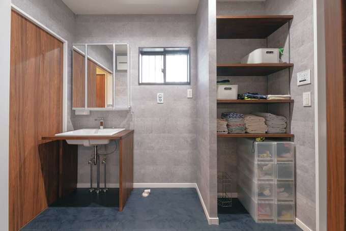 床と壁をシックな色でコーディネート 洗面は造作で イエタテ