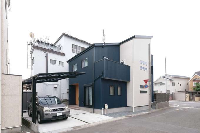 外壁はブルーのガルバリウムとサイディングのツートン 片流れの屋根と横スリット窓が外観のアクセントに イエタテ