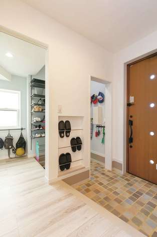 シューズクローク付きの玄関は スリッパ掛けやバッグホルダーなど 使い勝手に合わせて細部まで丁寧に設計されている イエタテ