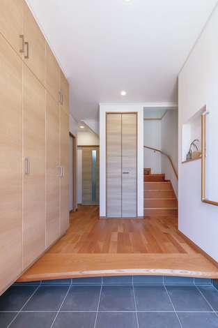 玄関の正面には階段 奥には水回り 右手にはldkがあり 1階を回遊できる動線を確保 玄関にはサイドと正面にたっぷり収納を設けてある イエタテ