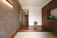 ベッドルームはブルーグレーの壁紙 間接照明などで優美さを感じさせる イエタテ