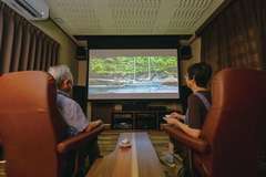 ホームシアターで大好きな映画とコーヒーを楽しむ