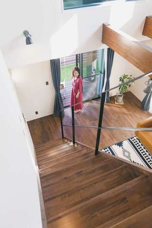 吹抜けの高窓から光が注ぎ 無垢とアイアンと漆喰壁が自然の心地よさを醸し出す イエタテ