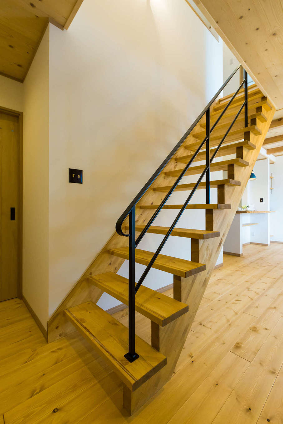 黒い手すりが映えるスケルトン階段 お部屋がより広く見える イエタテ