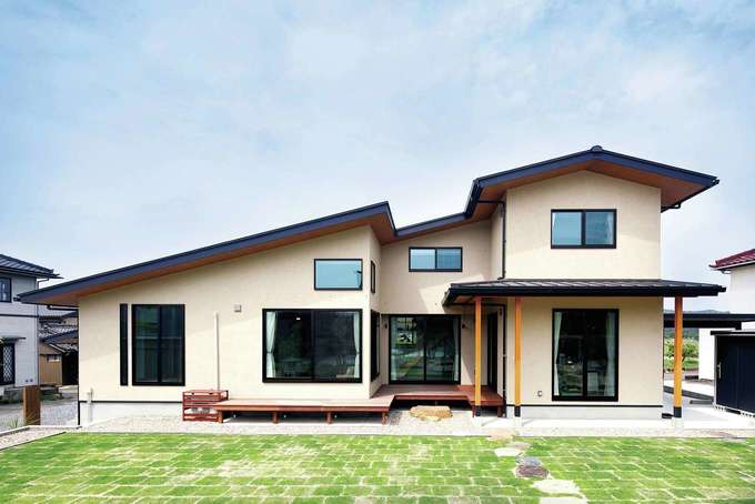 屋根の形状や高さを工夫して 平屋だった住まいを2階建てに 陽光を遮らないなど近隣に配慮した建て方になっている イエタテ