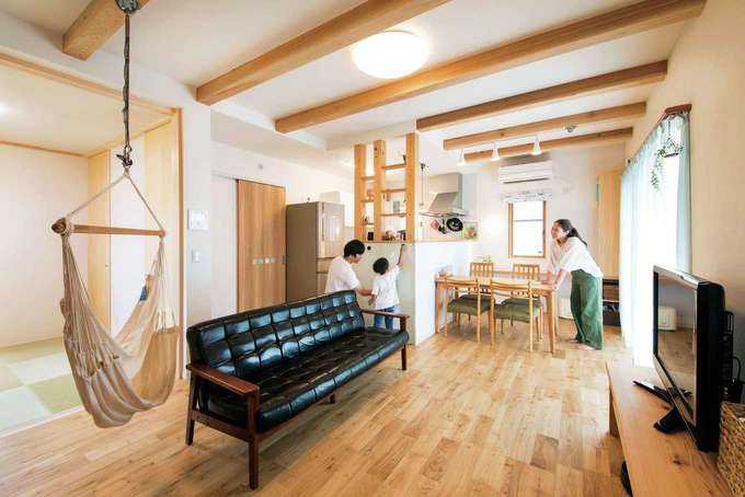 Ldkと続き間の和室 キッチン横の構造上必要な柱の間に棚を付けオープンラックにして 収納を確保するなど 奥さまのアイデアが随所に光る イエタ