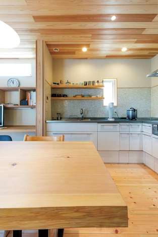 キッチンの壁は奥さま希望のタイル張りに テーブルやカウンターにも目が届く 家族のつながりがある空間 イエタテ