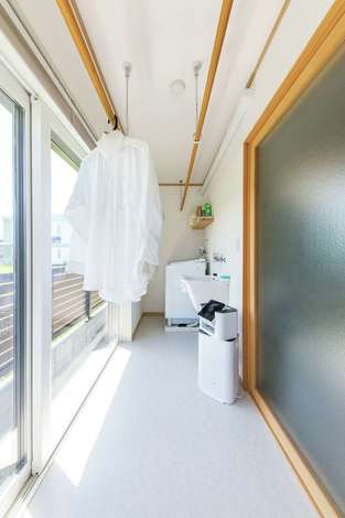 ご主人が花粉症のため ランドリールームを用意 洗濯が完結し 家事効率もアップ イエタテ