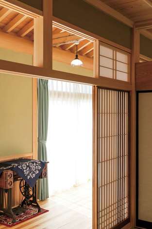 欄間から広縁の磨き丸太が顔をのぞかせる 欄間の障子は楽に開閉できるよう お母さまの手が届く高さに設定 イエタテ