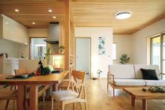 木の心地よさと家事のしやすさで平屋暮らしをいっそう楽しめる家