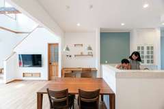 理想の住まいを追求した  北欧テイストの大屋根の家