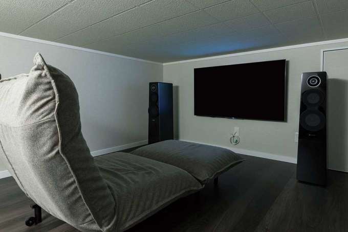 映画やゲームを楽しむシアタールームは防音仕様 中2階の低天井が落ち着く イエタテ