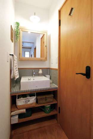 玄関横にタイル洗面台を造作 建具もh邸に合わせて製作した イエタテ 玄関横にタイル洗面台を造作 建具もh邸に合わせて製作した イエタテ