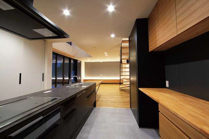 ダイニングテーブル一体型のキッチン 一段下げたことで目線が合い コミュニケーションを取りやすい イエタテ