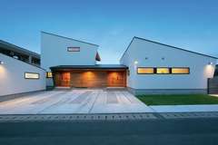 外は閉じ、中に開いたリゾート型の二世帯住宅