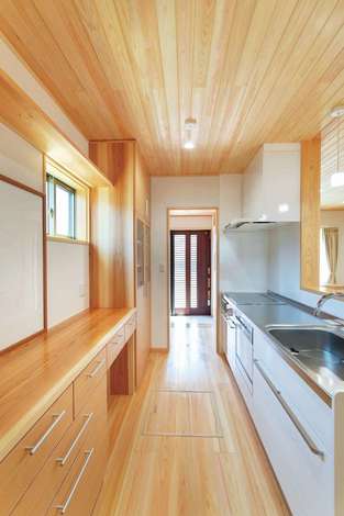 キッチン背面には食器棚と家電を置くカウンターを造作 玄関と直結する動線で家事楽を実現 イエタテ