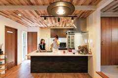 ヘリンボーン柄がアクセントのトイレ グレーの壁紙が落ち着いた印象をプラス イエタテ